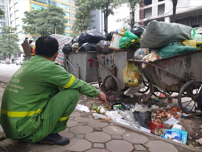 Trao đổi với phóng viên, một công nhân vệ sinh môi trường cho biết, nay là ngày thứ 3 bãi rác Nam Sơn bị chặn nên lượng rác bị tồn đọng rất lớn. Mỗi điểm tập kết có khoảng 2 công nhân phải làm việc liên tục thì mới đạp ứng được số lượng công việc. Bên cạnh đó, việc chờ xe rác đến và chuyển rác lên xe cũng mất rất nhiều thời gian.