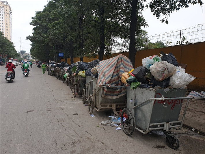 Trước sự việc một số người dân chặn xe vận chuyển rác vào Khu liên hiệp xử lý chất thải Nam Sơn (huyện Sóc Sơn), Ban Duy tu các công trình hạ tầng kỹ thuật đô thị (Sở Xây dựng) Hà Nội đã ban hành Thông báo Kế hoạch điều chỉnh phân luồng vận chuyển rác thải tạm thời. Ảnh: Phạm Đông