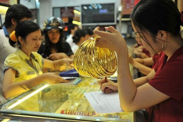 Không mua nhiều trong ngày mùng 1 Tết song người dân lại có thói quen mua vàng trong ngày vía Thần Tài (mùng 10 Tết) với ước muốn cầu mong cho cả năm sung túc, no đủ.