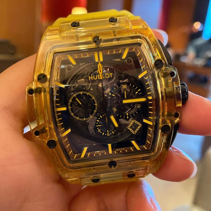 Chiếc đồng hồ này đến từ thương hiệu Hublot lừng danh. Được biết, phiên bản đồng hồ khá hiếm và màu này khá kén khách nên phải đặt trước.