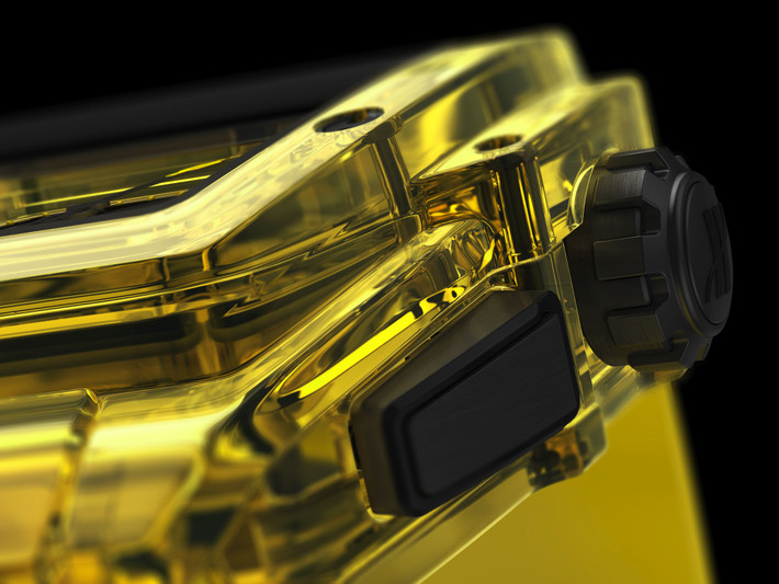 Chiếc đồng hồ Hublot Yellow Sapphire có độ cứng và chống trầy xước chỉ sau kim cương nhưng lại cực kì nhẹ, chỉ 107 gam.