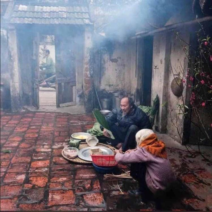 Cũng như nhiều gia đình khác, nhà đại gia Việt xưa thường dọn dẹp và trang hoàng nhà cửa thật đẹp để đón Tết Nguyên đán.