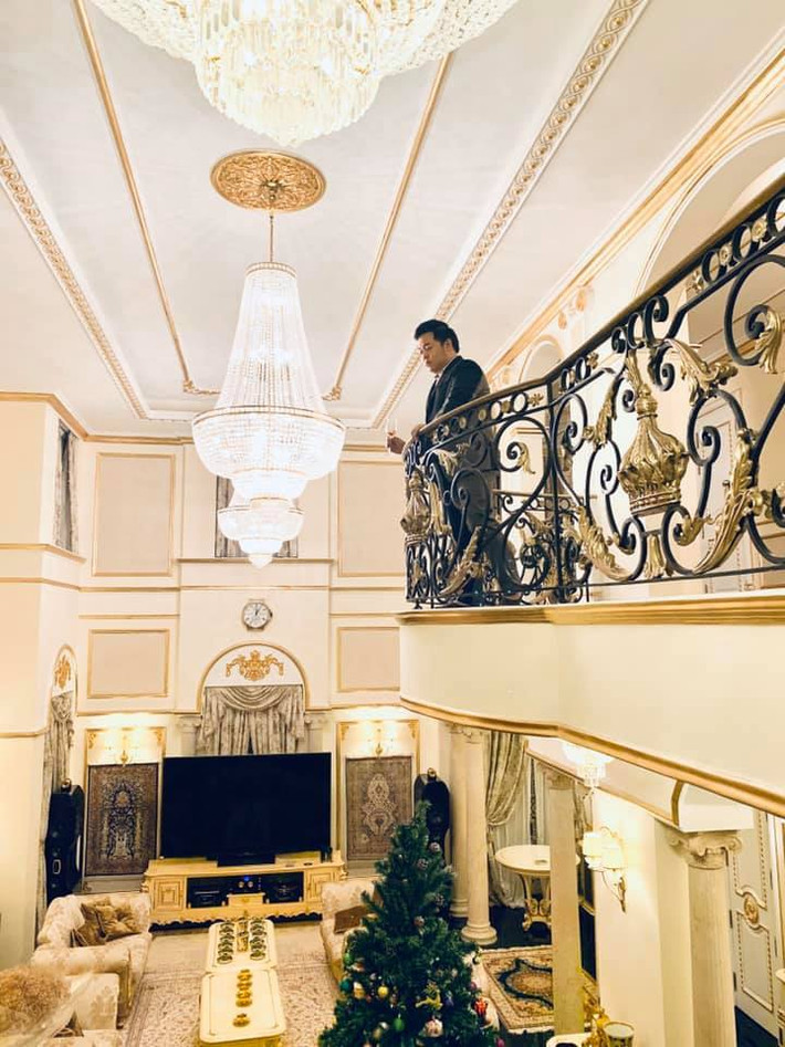 Đặc biệt, từng chi tiết trang trí trong căn biệt thự như cửa nhà, cầu thang, đèn trần, trần nhà, đều được dát vàng cực tỉ mỉ.