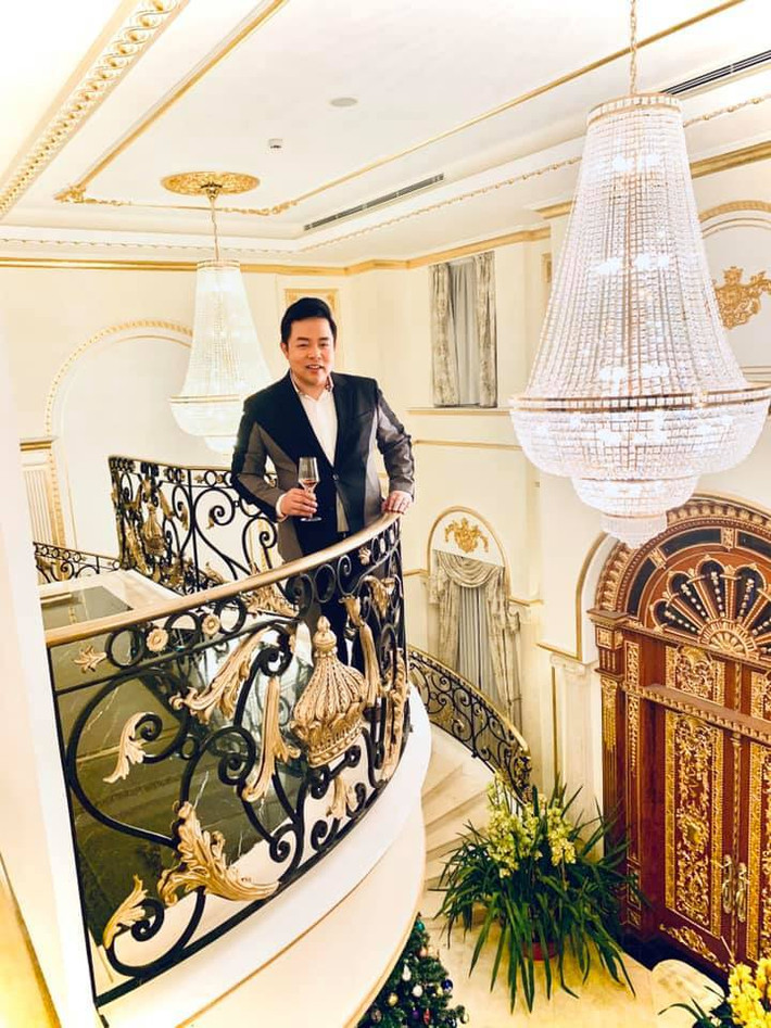 Căn biệt thự được Quang Lê trang hoàng như một cung điện với tông màu hoàng kim chủ đạo.