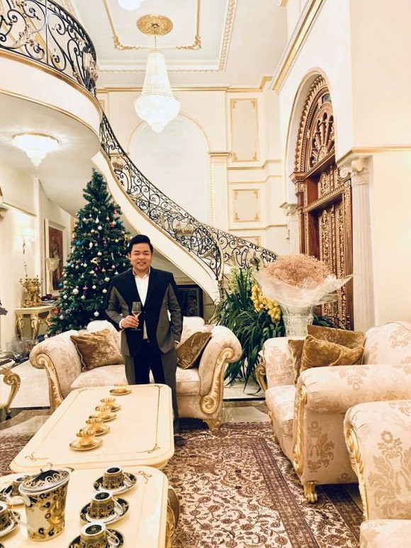 Sau nhiều năm hoạt động nghệ thuật, Quang Lê sở hữu khối tài sản kếch xù khiến nhiều người ngưỡng mộ. Ngoài xế hộp hạng sang, đồ hàng hiệu đắt tiền, nam ca sĩ còn có nhiều bất động sản ở Việt Nam và Mỹ.