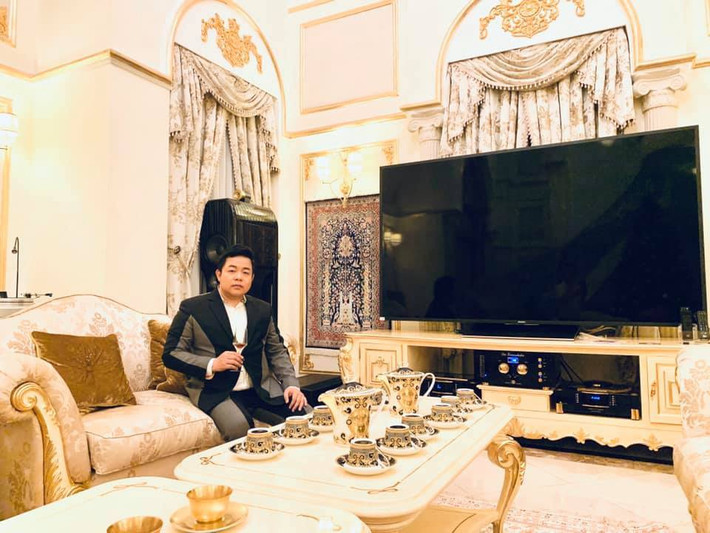 Các hoa văn đều được chạm khắc tinh xảo.