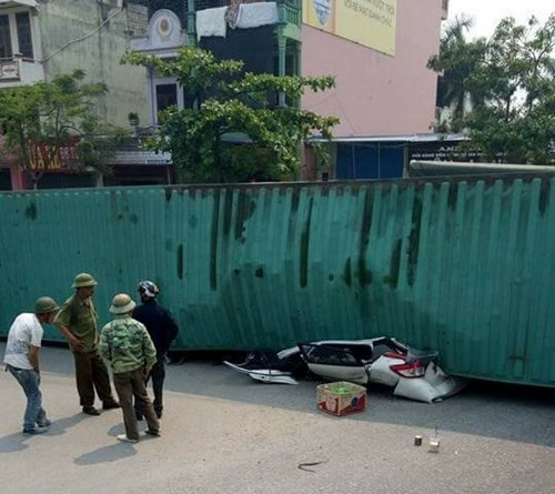 Ảnh chiếc xe Toyota Yaris màu trắng bị móp méo. Ảnh: Otofun.