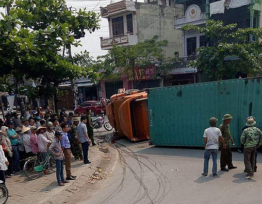 Một vụ tai nạn giao thông nghiêm trọng đã xảy ra vào trưa ngày 11/4 trên địa bàn tỉnh Nam Định, khi một chiếc xe container bị đổ nghiêng, thùng xe đè bẹp chiếc Toyota Yaris. Hai người trong chiếc ô tô bị đè đã tử vong tại chỗ. Ảnh: An Ngọc Châu.
