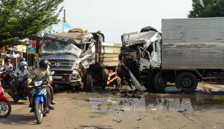 Khoảng 6h30 ngày 13/4, một vụ xe tải và xe ben đấu đầu xảy ra trên đường ĐT.741 (đoạn qua ấp 9, xã Tân Lập, huyện Đồng Phú, Bình Phước) khiến 2 tài xế và một phụ xe bị thương. Để tránh đâm phải hai bà cháu bất ngờ sang đường, tài xế xe tải đã đánh lái và xe tải lao sang phần đường đối diện, tông thẳng vào chiếc xe ben vừa chạy tới. Ảnh: TTXVN.