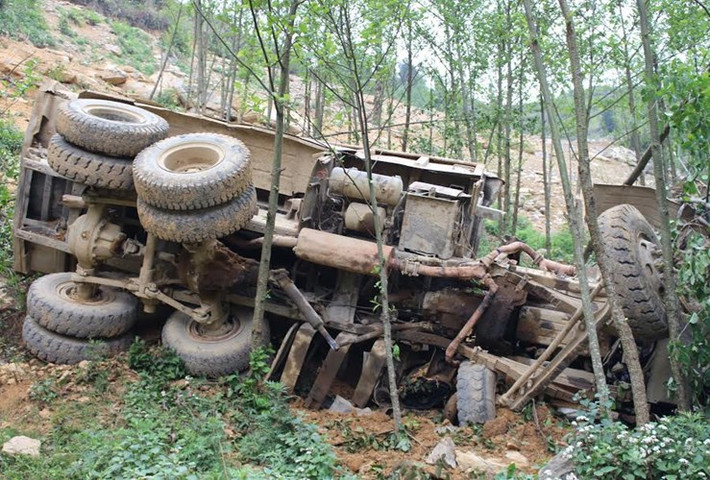 Theo thông tin ban đầu, chiếc xe tải gặp nạn khi đang trên đường từ thôn Hầu Lùng Sán đi thôn Mỏ Phàng thuộc xã Thượng Phùng. Tại hiện trường, chiếc xe bị hư hỏng nhiều phần, cabin xe biến dạng. Thông tin trên báo Giao Thông cho hay, chiếc xe tai nạn đã hết niên hạn sử dụng nhưng vẫn được dùng. Ảnh: Biên Giới.