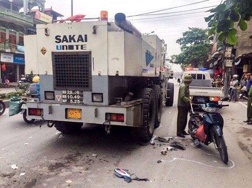 Ngày 24/4, tại Km77+ 500 thuộc phường Phương Đông (thành phố Uông Bí, tỉnh Quảng Ninh) đã xảy ra vụ va xe máy va chạm xe chuyên dụng làm đường, hậu quả khiến một người phụ nữ tử vong tại chỗ. Tại hiện trường, người phụ nữ điều khiển xe máy biển kiểm soát 14F7-2095 (trên xe có chở theo một cháu nhỏ), khi đang lưu thông cùng chiều với xe ô tô chuyên dụng làm đường biển kiểm soát 29LA-2157 đã xảy ra va chạm.