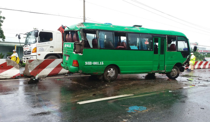 Vụ tai nạn khiến tài xế và phụ xe bị thương, một nữ hành khách bị thương nặng được người dân nhanh chóng chở đi cấp cứu tại Bệnh viện Đa khoa tỉnh Bình Phước. Ảnh: CA TP HCM.