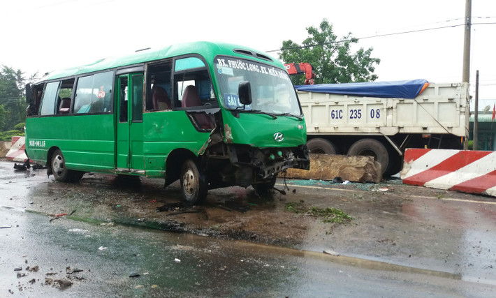 Vào lúc 6h45 ngày 29/4, trên đường ĐT.741 (đoạn qua ấp An Hòa, xã Tân Tiến, huyện Đồng Phú, tỉnh Bình Phước), một vu tai nạn giao thông đã xảy ra làm 3 người bị thương. Theo thông tin ban đầu, vào thời điểm trên, xe khách biển số 93B-00.115 lưu thông trên đường ĐT.741, hướng từ Bình Phước đi Bến xe Miền Đông TP HCM. Khi đi đến địa phận trạm dừng chân Hà Mỵ, do trời mưa, đường trơn, tài xế không làm chủ được tốc độ khiến xe bị mất lái đâm trực diện vào dải phân cách. Ảnh: CA TP HCM.