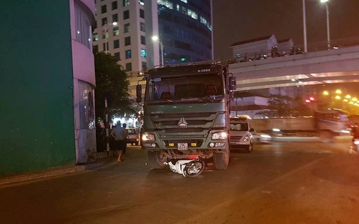 Vụ tai nạn thương tâm xe tải cán qua người cô gái xảy ra vào khoảng 21h ngày 25/4, tại ngã tư phố Liễu Giai - Đào Tấn (quận Ba Đình, Hà Nội).