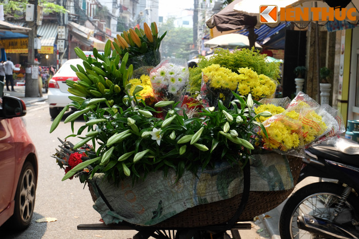Những hàng hoa loa kèn xuống phố đã tạo nên vẻ đẹp riêng độc đáo cho Thủ đô. Mỗi mùa, Hà Nội lại đẹp, lại nên thơ theo một cách thật riêng.