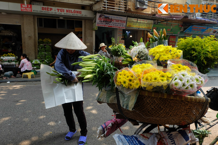 Chị tỏ ra rất vui vẻ vì đầu mùa hoa loa kèn bán chạy.