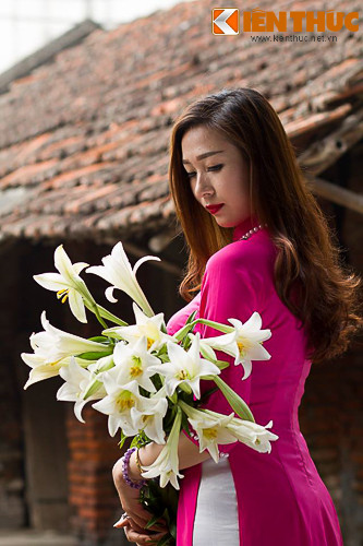 Và ai đó cũng sẽ vương vấn hình dáng thiếu nữ Hà Thành bên sắc hoa loa kèn tinh khôi, dịu dàng trên phố. Ảnh: Đình Cử.