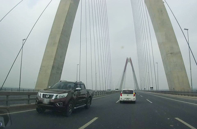 Ngày 8/4, thông tin trên Zing đưa tin, trung tá Hà Văn Tuân, Đội trưởng Đội CSGT số 2 (Phòng CSGT, Công an Hà Nội) cho biết đơn vị đã xác minh rõ cá nhân, tổ chức đứng tên đăng ký 5 ôtô chạy ngược chiều cầu Nhật Tân. Từ những thông tin này, Đội 2 sẽ truy tài xế vi phạm giao thông để mời lên làm việc. Ảnh cắt từ videoclip.