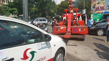 Các biển quảng cáo lấn chiếm vỉa hè đều được gỡ xuống. Xe đỗ sai quy định đều bị cẩu về trụ sở công an. Ảnh: Tiền Phong.