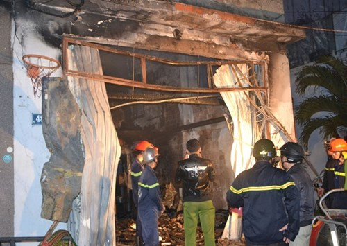 Một thông tin gây xôn xao dư luận tuần qua đó là vụ cháy nhà khiến 3 người tử vong tại Đà Nẵng. Khoảng 3h ngày 5/4 tại số nhà 48 đường Nguyễn Tử Giản (phường Mỹ Giang, quận Ngũ Hành Sơn, Đà Nẵng). Người dân địa phương cho biết, thời điểm trên trong nhà có 6 người đang ngủ thì đám cháy bùng phát tại tầng 1. Trong đó, 2 vợ chồng và 1 con nhỏ kịp phá cửa để thoát ra ngoài, 3 người còn lại tử vong. Ảnh: Giáp Hồ.