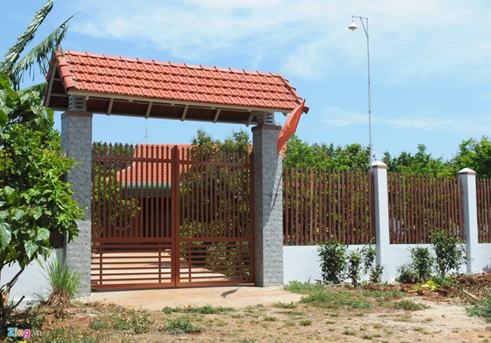 Không chỉ có gia đình ông Kỷ xây biệt thự trái phép trên đất nông nghiệp mà nhiều người dân ở đây cũng có việc làm tương tự. Lãnh đạo phường Ea Tam (Buôn Ma Thuột) nói rằng cạnh biệt thự xây trái phép của vợ Phó ban Nội chính Tỉnh ủy Đắk Lắk có nhiều nhà trên đất nông nghiệp. Ảnh: Zing.