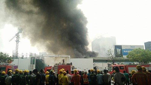 Một số công nhân làm việc tại khu vực hiện trường cho hay, dãy nhà bị cháy là nơi kho hàng chứa dây điện và các vật dụng, đồ đạc khác. Hàng trăm người dân sống xung quanh và người đi đường đang tập trung nhau theo dõi vụ cháy. Đoạn đường Phạm Hùng gần khu vực hiện trường được lực lượng chức năng phong tỏa để phục vụ công tác chữa cháy.