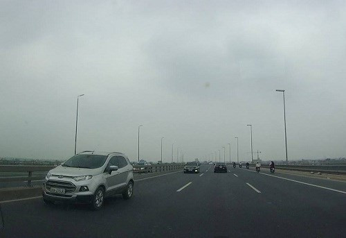 Một thông tin nóng dư luận tuần qua đó là vụ việc 5 chiếc ô tô nuối đuôi nhau chạy ngược chiều trên cao tốc Nhật Tân. Khoảng 12h49 ngày 6/4, 5 ô tô đi ngược chiều trên cầu Nhật Tân được camera hành trình của lái xe V.A. lưu thông qua cầu Nhật Tân về hướng Đông Anh (Hà Nội) ghi lại. Đáng chú ý, thời điểm xảy ra sự việc trên cầu đang có rất nhiều ô tô khác di chuyển, các tài xế phải đánh lái để né 5 chiếc ô tô đi ngược rất nguy hiểm.