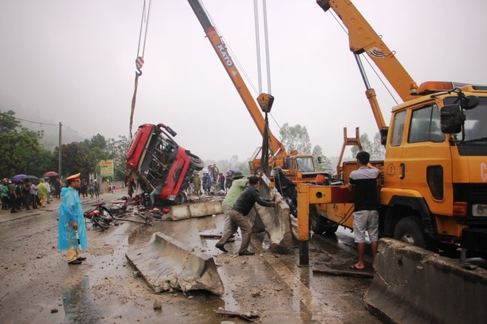 Cảnh sát đã điều động hai chiếc xe cẩu lớn đến hiện trường, nhiều xe cứu thương cũng được tăng cường để đưa người bị thương đi cấp cứu. Theo thông tin ban đầu, ít nhất đã xác định 2 người tử vong và nhiều người bị thương. Nhiều hành khách đang được đưa đi các bệnh viện ở Nghệ An cấp cứu.