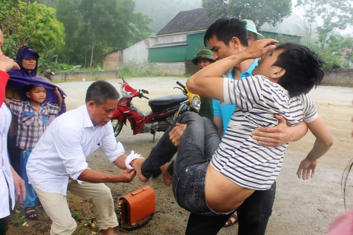 Một hành khách đau đớn khi được đưa ra khỏi chiếc xe gặp nạn. Họ được sơ cứu trước khi đưa đi bệnh viện.