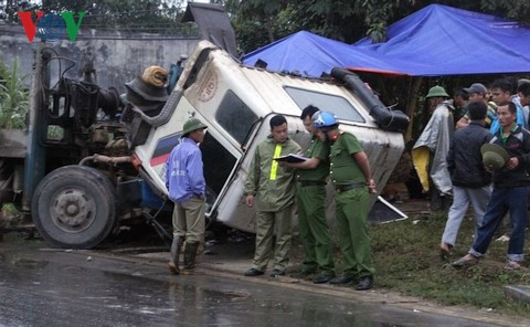 Sau đó, cũng trên quốc lộ 48 cách hiện trường vụ tai nạn nói trên khoảng hơn 1km, tiếp tục xảy ra một vụ tai nạn giao thông thảm khốc khác. Vào thời điểm trên một chiếc xe tải bất ngờ bị nổ lốp tông thẳng vào chiếc xe máy chở 3 người dân. Vụ tai nạn khiến 1 người tử vong tại chỗ, 2 người khác tử vong trên đường đi cấp cứu. Ảnh: VOV.