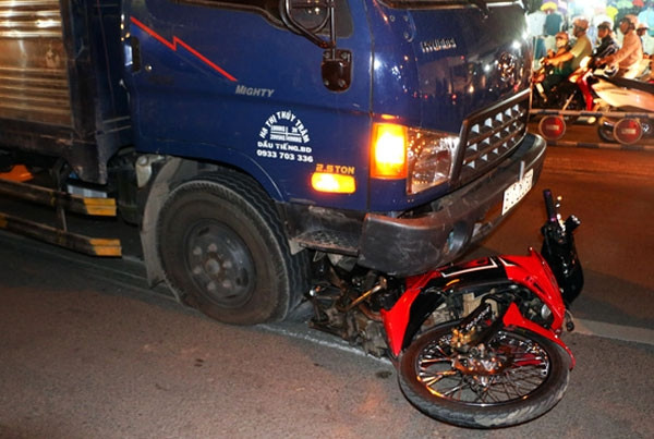 Khoảng 21h00 ngày 30/3, tại ngã ba Tây Thạnh - Trường Chinh (TP HCM) có xảy ra vụ va chạm giữa xe máy và xe tải khiến người điều khiển xe máy ngã xuống đường và bị bánh xe tải cán qua đầu tử vong tại chỗ. Chiếc xe máy bị cuốn vào gầm xe tải, bị kéo lê khoảng 20 m. Ảnh: Người lao động.