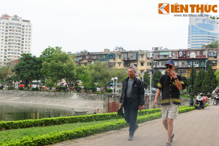 Quanh hồ là nhiều khu nhà xuống cấp nghiêm trọng, phải di dời khẩn cấp cách đây một năm.