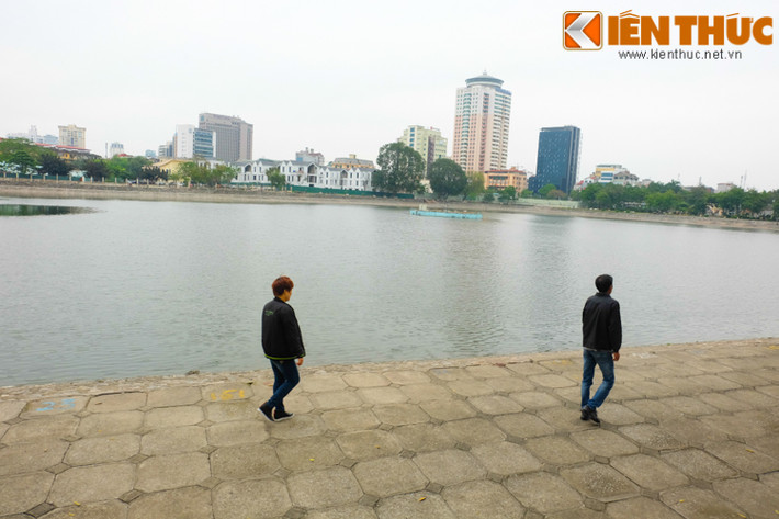 Hồ được kè đá và cải tạo trong xanh, sạch.