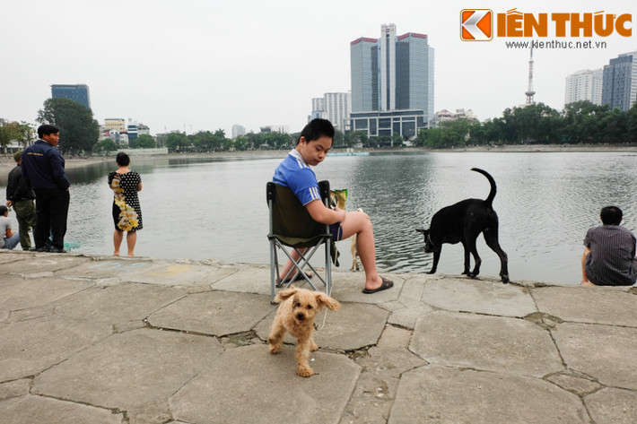 Hồ nước mát cũng là nơi chơi đùa của nhiều cậu bé cùng gia đình.