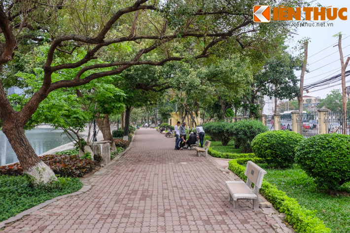 Khung cảnh yên bình quanh hồ Thành Công.