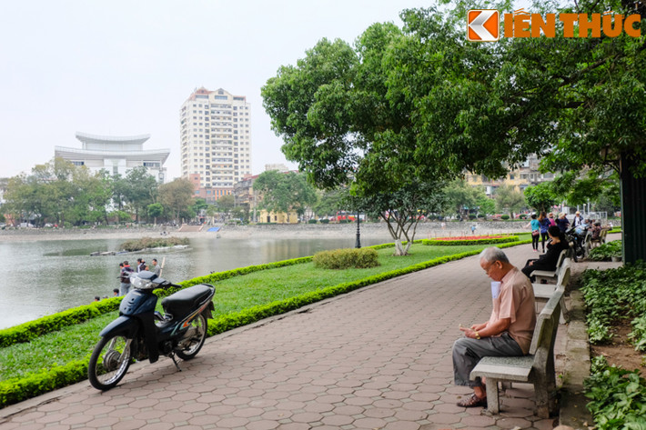 Trao đổi với Kiến Thức, ông Đặng Hùng Võ, nguyên Thứ trưởng Bộ Tài Nguyên và Môi trường khẳng định: "Diện tích mặt nước ở Hà Nội đã bị lấy đi quá nhiều, diện tích còn lại không đủ để chứa nước khi có lượng mưa lớn đổ xuống. Vì thế không thể tiếp tục lấp dù chỉ 1mm diện tích mặt nước ở hồ Thành Công".