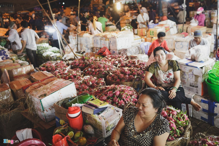 Trái cây được bày bán không chỉ ở trong khu nhà lồng, mà còn tràn ra khu vực phía bên ngoài chợ. Chị Nguyễn Thị Mỹ Nga, chủ một cửa hàng cho biết giá thanh long dao động từ 5.000 - 25.000 đồng/kg, tuỳ theo kích cỡ, và thanh long được nhập về chủ yếu từ Long An, Bình Thuận. Riêng ở Lai Vung (Đồng Tháp) có loại thanh long ruột đỏ. Dịp cận Tết, chị Nga có thể bán được trên 10 tấn hàng/ngày. Tuy nhiên, ngày thường, lượng trái cây bán ra chưa đến 1 tấn.
