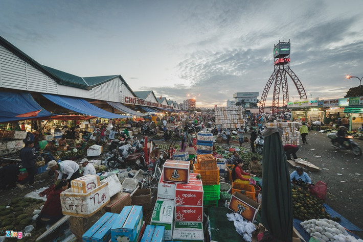Càng về sáng, chợ đầu mối Tam Bình càng đông, chủ yếu là những người mua lẻ ở những cửa hàng được phân lô, thu phí bên ngoài chợ.