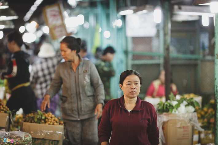 Mặt hàng chủ đạo tại chợ là các loại trái cây, mùa nào có trái đó và được các xe tải cỡ lớn, xe container chở về từ 21h cho đến rạng sáng. Đây cũng là thời gian hoạt động mua bán diễn ra tấp nập, sầm uất nhất. Trung bình, mỗi ngày, lượng hàng hoá nhập vào lên đến hơn 2.800 tấn.