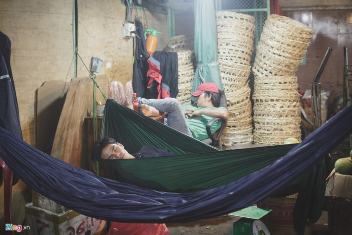 Với đặc thù là khu chợ hoa quả hoạt động suốt đêm, không khó để bắt gặp hình ảnh những người lao động đang say sưa ngủ trên võng, hoặc gục đầu xuống ngay tại cửa hàng của mình.