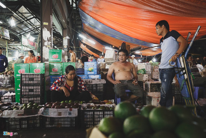 Ông Phạm Ngọc Nhật Thanh, chuyên nhập trái bơ từ Long Khánh (Đồng Nai) về cho hay, bơ ở đây thường béo, dẻo, được khách hàng ưa chuộng.