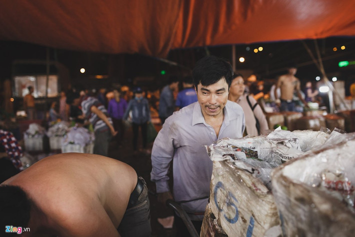 Ngoài người bán, người mua, chợ luôn đông đúc vì những người đẩy hàng ra vào tấp nập. Trái cây được chuyển đến và đi trong những thùng xốp to đặt trên những chiếc xe đẩy tay. Đứng trong lối đi nhà lồng tương đối hẹp, việc vô tình va phải người đẩy hàng là chuyện rất bình thường.