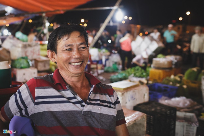 "Tui bán trái để dằn bụng. Ai chết thì kiếm tui!". Đó là chia sẻ hài hước của ông Nguyễn Văn, người chuyên bán chuối. Ông bán chuối không theo nải mà theo cân, giá 5.000 đồng/kg. Ngoài ra, cửa hàng của ông còn bán đu đủ với giá 7.000 đồng/kg.