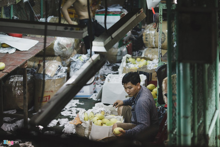 Trong chợ, xoài cũng là mặt hàng rất phổ biến. Xoài cát Hoà Lộc được nhập về chủ yếu từ huyện Cao Lãnh (tỉnh Đồng Tháp) và được bán với giá dao động từ 15.000 - 50.000 đồng/kg tuỳ theo kích cỡ và chất lượng.