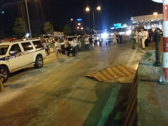 Vừa qua, thông tin sự việc một thiếu tá cảnh sát giao thông bị xe tải cán tử vong khi đang làm nhiệm vụ tại Đồng Nai khiến dư luận không khỏi bàng hoàng, thương xót. Đây không phải lần đầu, các chiến sỹ cảnh sát phải đối mặt với nguy hiểm tính mạng. Ngày 15/4, trong lúc làm nhiệm vụ, thiếu tá L.Q.M đã bị chiếc xe tải mang BKS 60C – 10762 tông tử vong tại chỗ, ngay trước cổng vào trạm thu phí cầu Đồng Nai. Sau khi gây tai nạn, tài xế đã bỏ trốn. Ảnh: Vietnamnet.