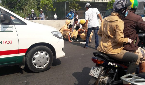 Cảnh sát giao thông vốn là một nghề khó khăn, gian khổ, luôn phải đối mặt với những rủi ro, nguy hiểm tính mạng. Tháng 2/2016, dư luận phẫn nộ vì hành vi của hai thanh niên đã lái xe đâm gãy chân một chiến sỹ công an. Ảnh: Zing.