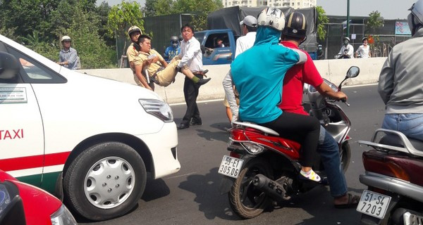 Khoảng 10h30 sáng 16/2, tại đại lộ Phạm Văn Đồng, thuộc phường Linh Đông, quận Thủ Đức, TP HCM, tổ công tác của đội CSGT tuần tra - dẫn đoàn thuộc phòng CSGT đường bộ - đường sắt (PC67) Công an TP HCM đã phát hiện nam thanh niên (quê Bình Phước) điều khiển xe gắn máy hiệu Wave chở một người lưu thông với tốc độ cao trên đường, chạy lấn tuyến đã ra tín hiệu dừng xe. Tuy nhiên, thanh niên đã không chấp hành hiệu lệnh, lao xe trực diện vào CSGT đang làm nhiệm vụ khiến cảnh sát gãy chân, bất tỉnh tại chỗ. Ảnh: Zing.