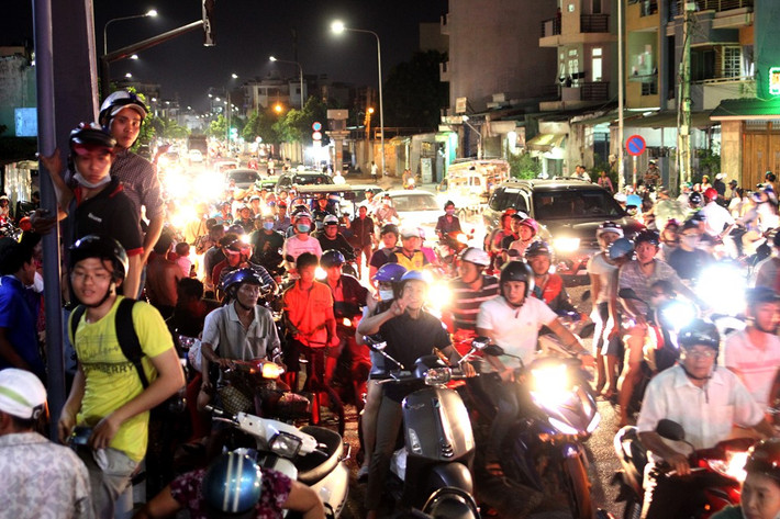 Nhiều người vô tư dừng xe khiến cầu này kẹt xe nghiêm trọng, người đi phía sau mệt mỏi, bóp còi inh ỏi khiến cả khu vực thêm hỗn loạn.