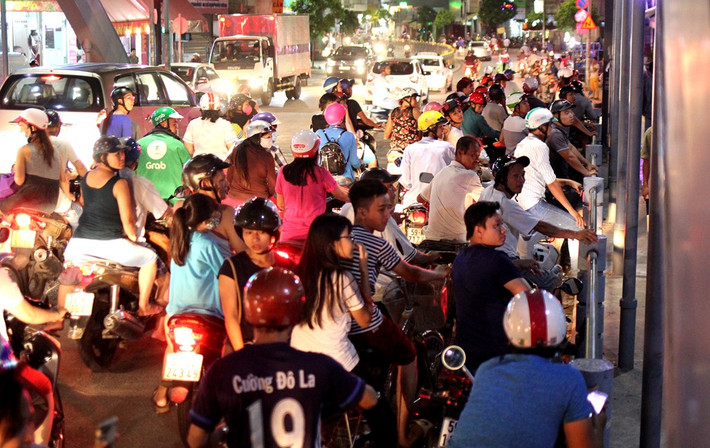 Nhiều người hiếu kỳ dừng xe ngay trên cầu Tân Hóa để theo dõi vụ việc.