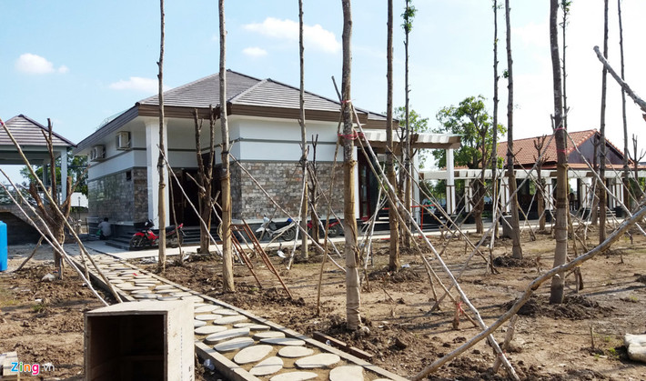 Phía sau biệt thự, ông Ngọ cho xây hai gian nhà để tiếp khách.